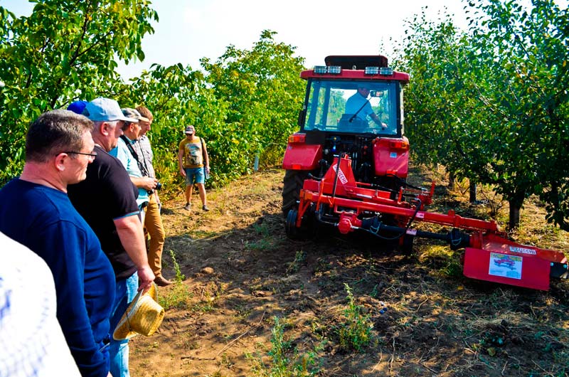 Casa de Comert MTZ Lider a prezentat la seminar freza şi tractorul pentru pomicultori