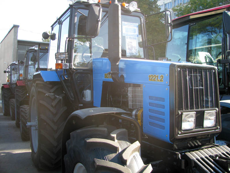 Ofertă specială: tractorul MTZ-1221.2